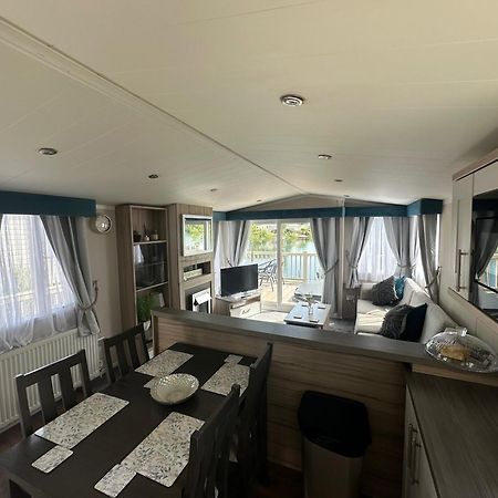 Lakeside Retreat 3 With Hot Tub, Private Fishing Peg Situated At Tattershall Lakes Country Park 외부 사진