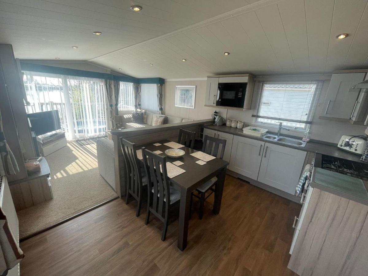 Lakeside Retreat 3 With Hot Tub, Private Fishing Peg Situated At Tattershall Lakes Country Park 외부 사진
