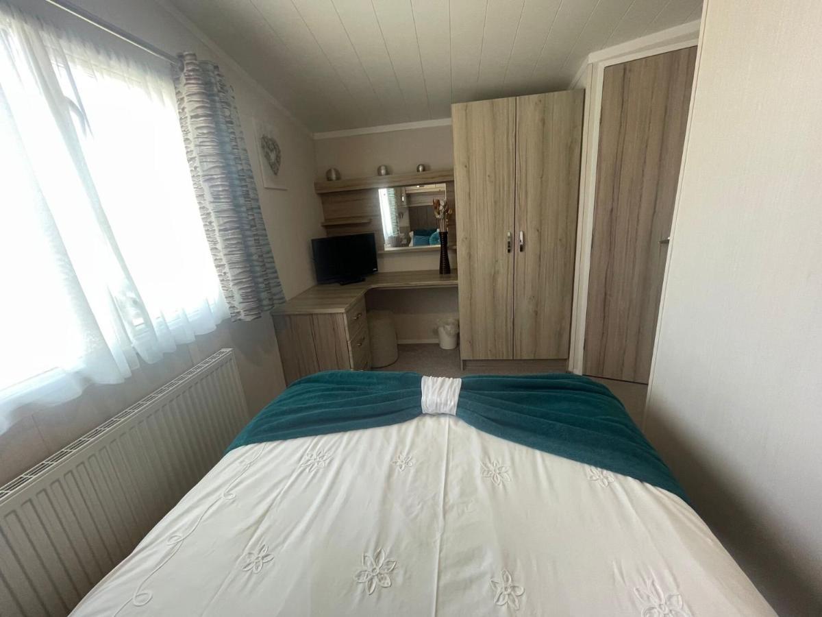 Lakeside Retreat 3 With Hot Tub, Private Fishing Peg Situated At Tattershall Lakes Country Park 외부 사진