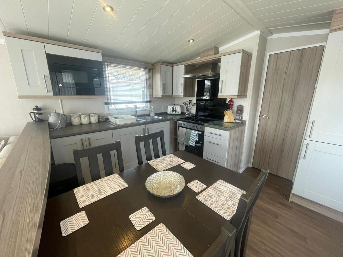 Lakeside Retreat 3 With Hot Tub, Private Fishing Peg Situated At Tattershall Lakes Country Park 외부 사진