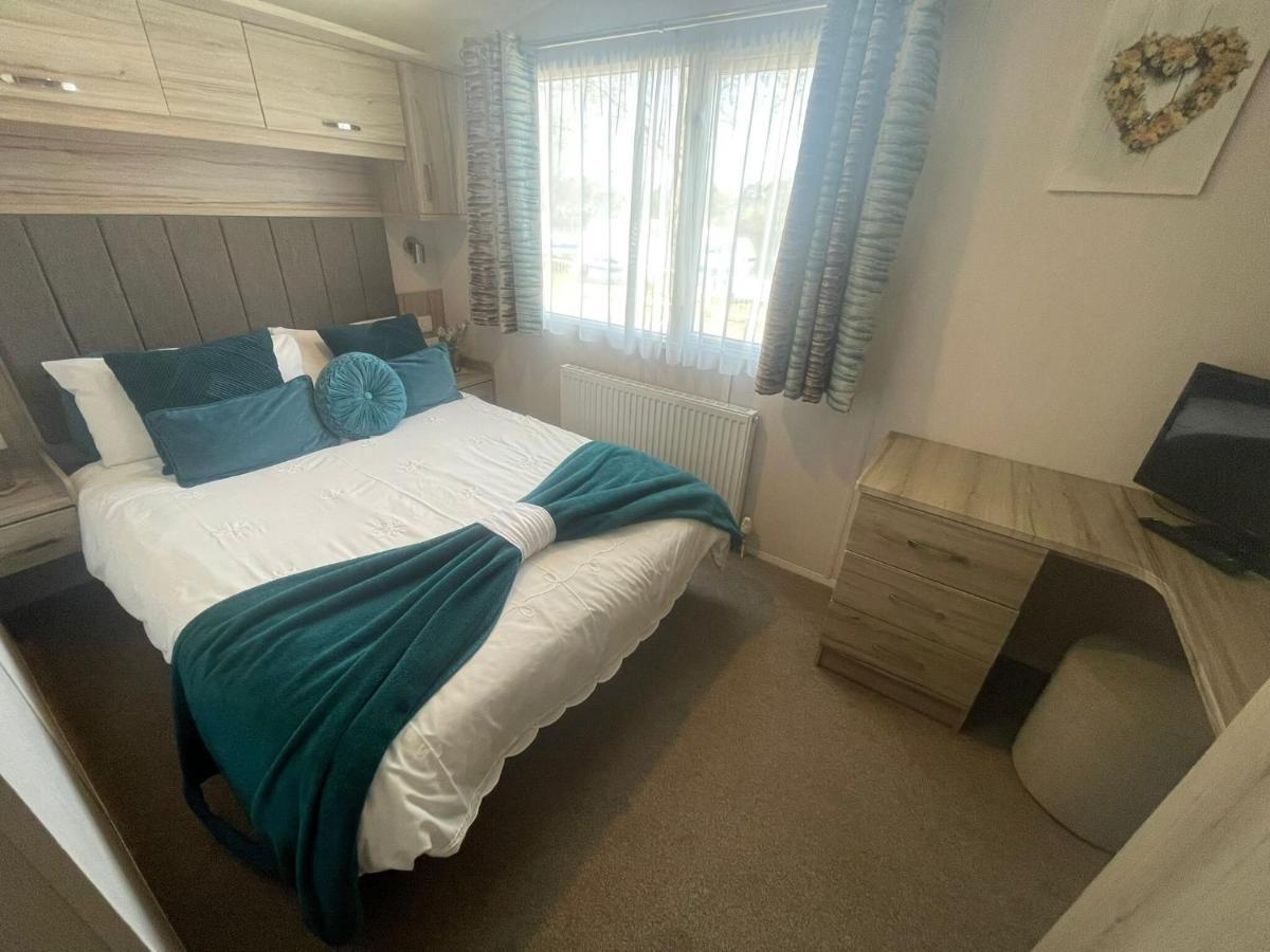 Lakeside Retreat 3 With Hot Tub, Private Fishing Peg Situated At Tattershall Lakes Country Park 외부 사진