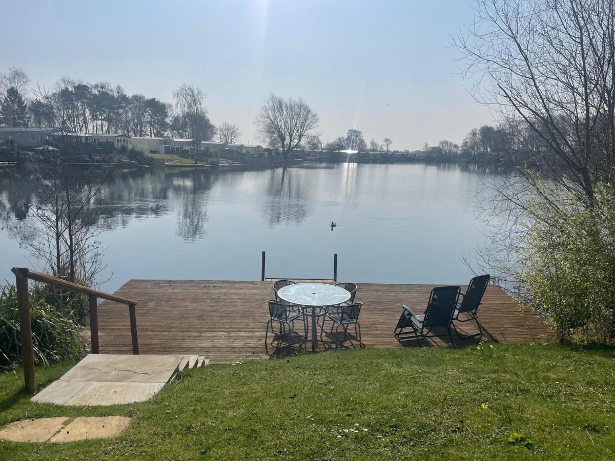 Lakeside Retreat 3 With Hot Tub, Private Fishing Peg Situated At Tattershall Lakes Country Park 외부 사진