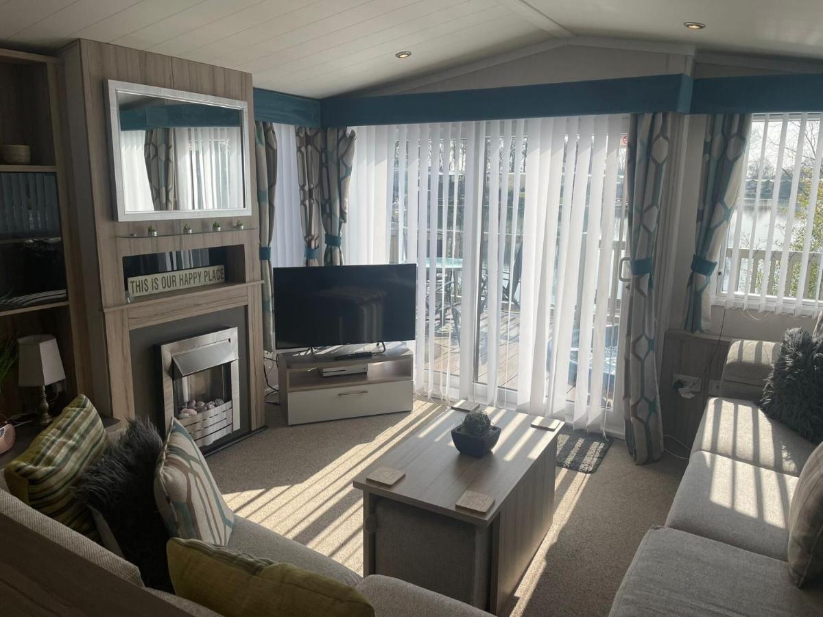 Lakeside Retreat 3 With Hot Tub, Private Fishing Peg Situated At Tattershall Lakes Country Park 외부 사진