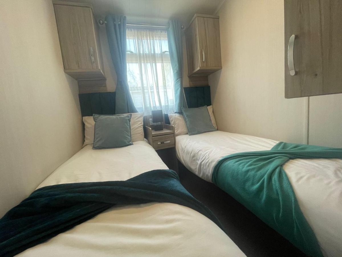 Lakeside Retreat 3 With Hot Tub, Private Fishing Peg Situated At Tattershall Lakes Country Park 외부 사진