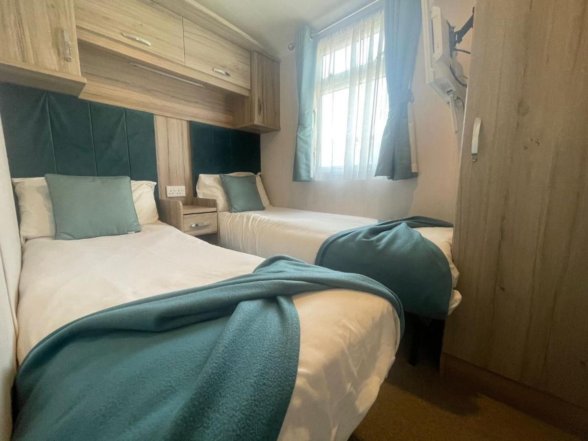 Lakeside Retreat 3 With Hot Tub, Private Fishing Peg Situated At Tattershall Lakes Country Park 외부 사진