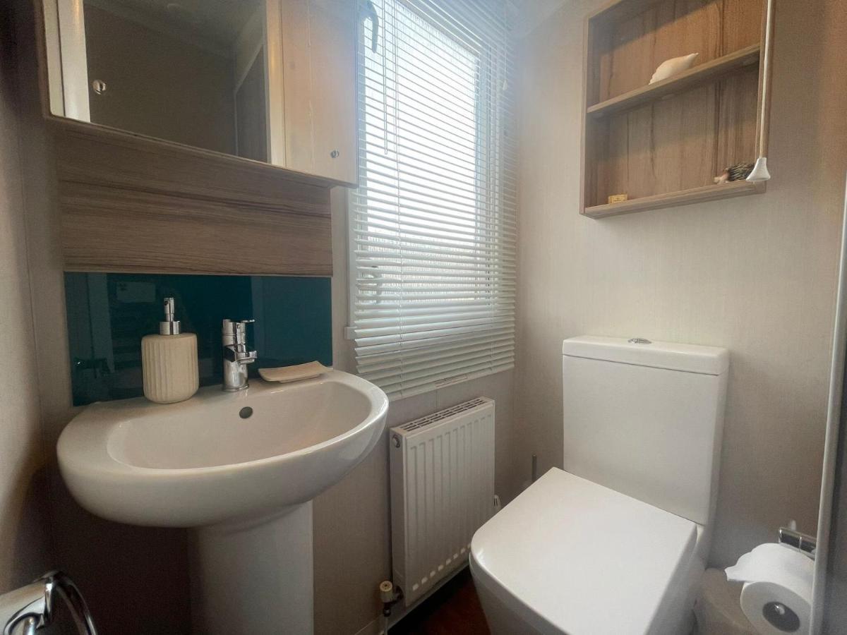 Lakeside Retreat 3 With Hot Tub, Private Fishing Peg Situated At Tattershall Lakes Country Park 외부 사진