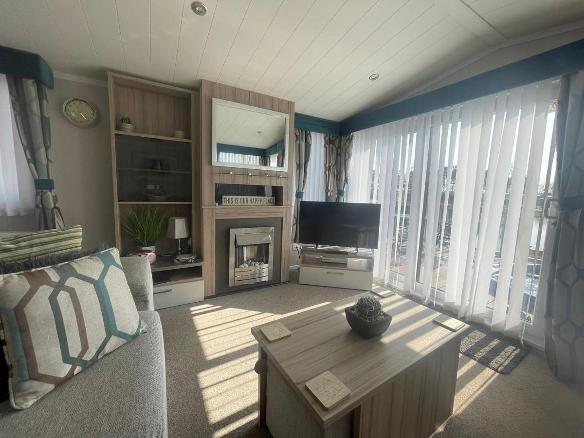 Lakeside Retreat 3 With Hot Tub, Private Fishing Peg Situated At Tattershall Lakes Country Park 외부 사진
