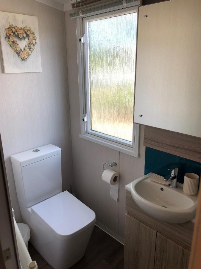 Lakeside Retreat 3 With Hot Tub, Private Fishing Peg Situated At Tattershall Lakes Country Park 외부 사진