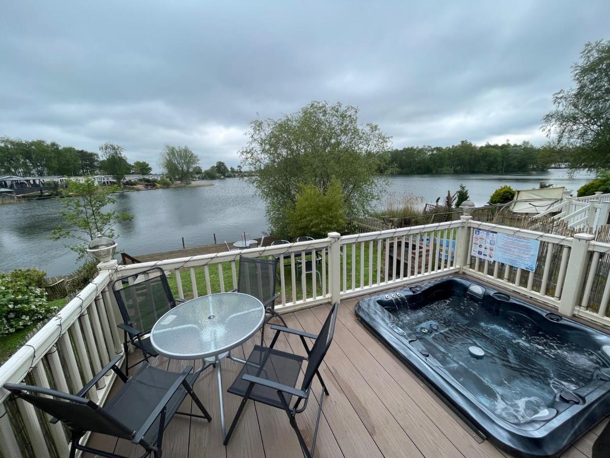 Lakeside Retreat 3 With Hot Tub, Private Fishing Peg Situated At Tattershall Lakes Country Park 외부 사진