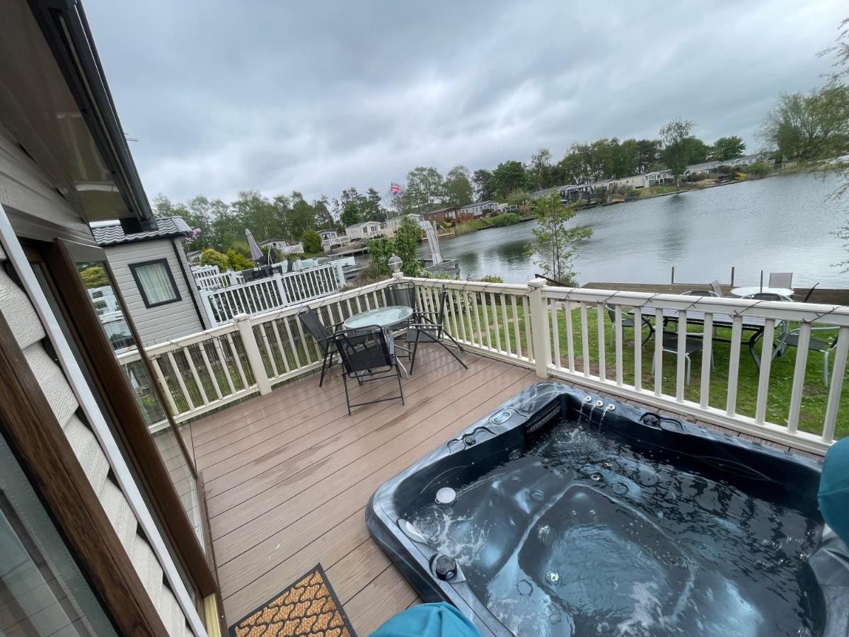 Lakeside Retreat 3 With Hot Tub, Private Fishing Peg Situated At Tattershall Lakes Country Park 외부 사진
