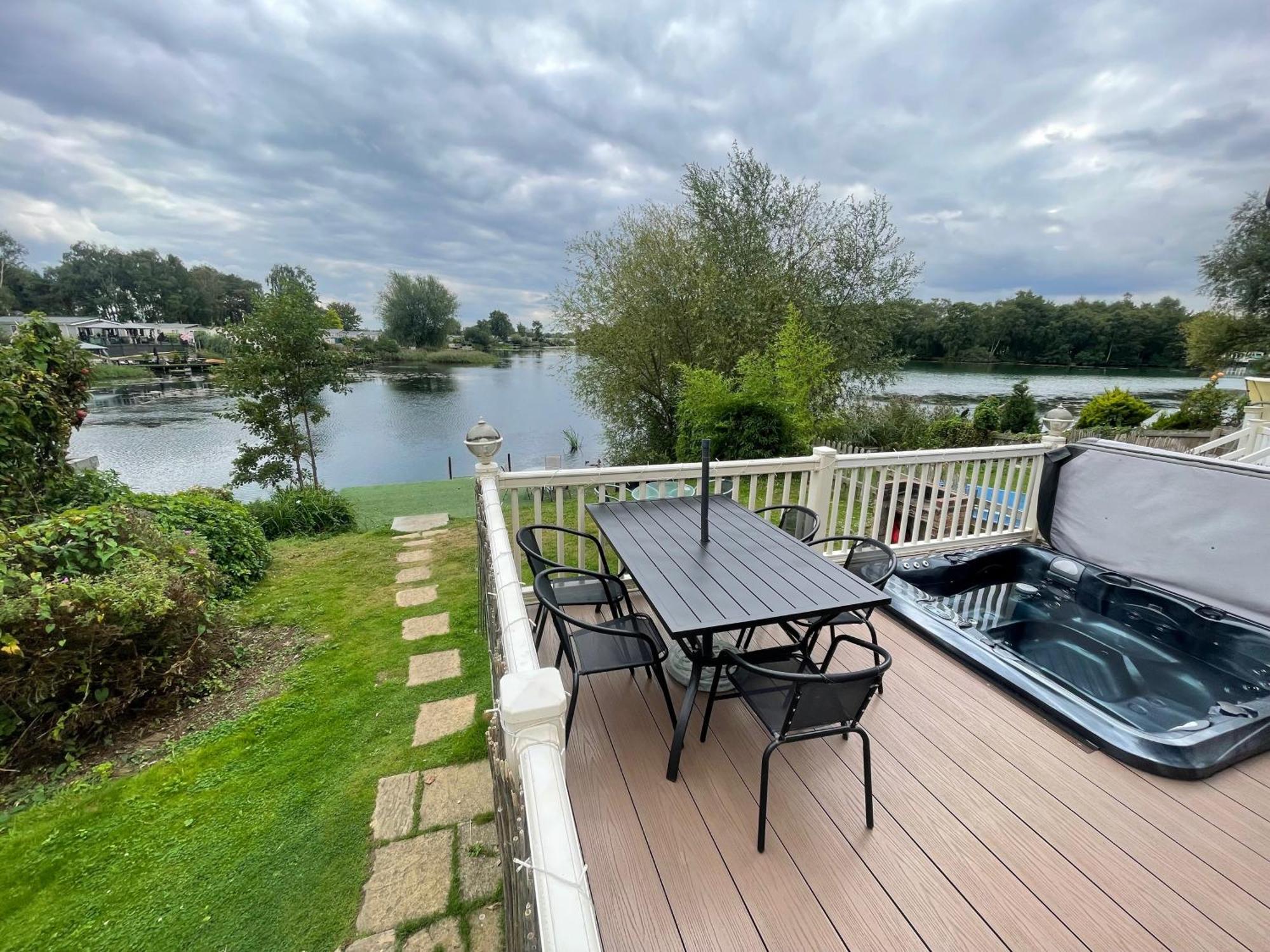 Lakeside Retreat 3 With Hot Tub, Private Fishing Peg Situated At Tattershall Lakes Country Park 외부 사진