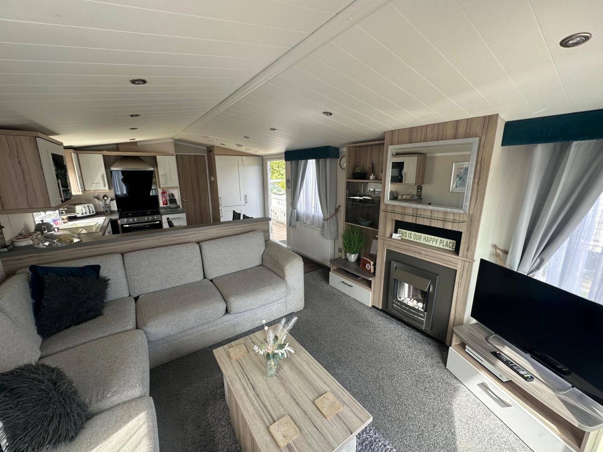 Lakeside Retreat 3 With Hot Tub, Private Fishing Peg Situated At Tattershall Lakes Country Park 외부 사진