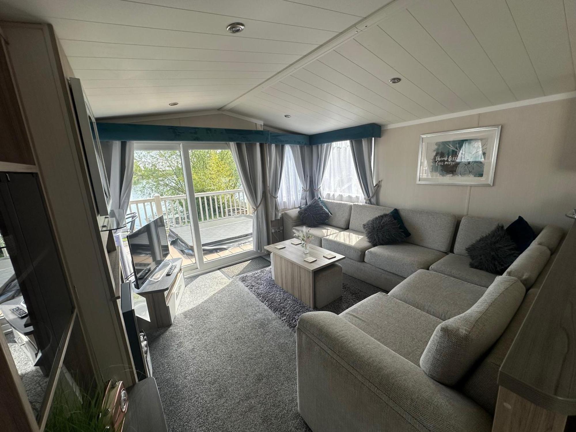 Lakeside Retreat 3 With Hot Tub, Private Fishing Peg Situated At Tattershall Lakes Country Park 외부 사진